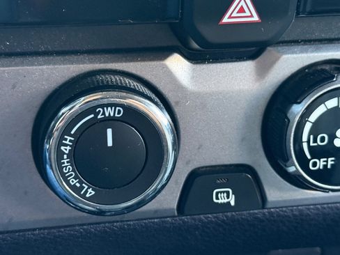 Used 2018 Toyota Tacoma SR AWD/4WD image 33