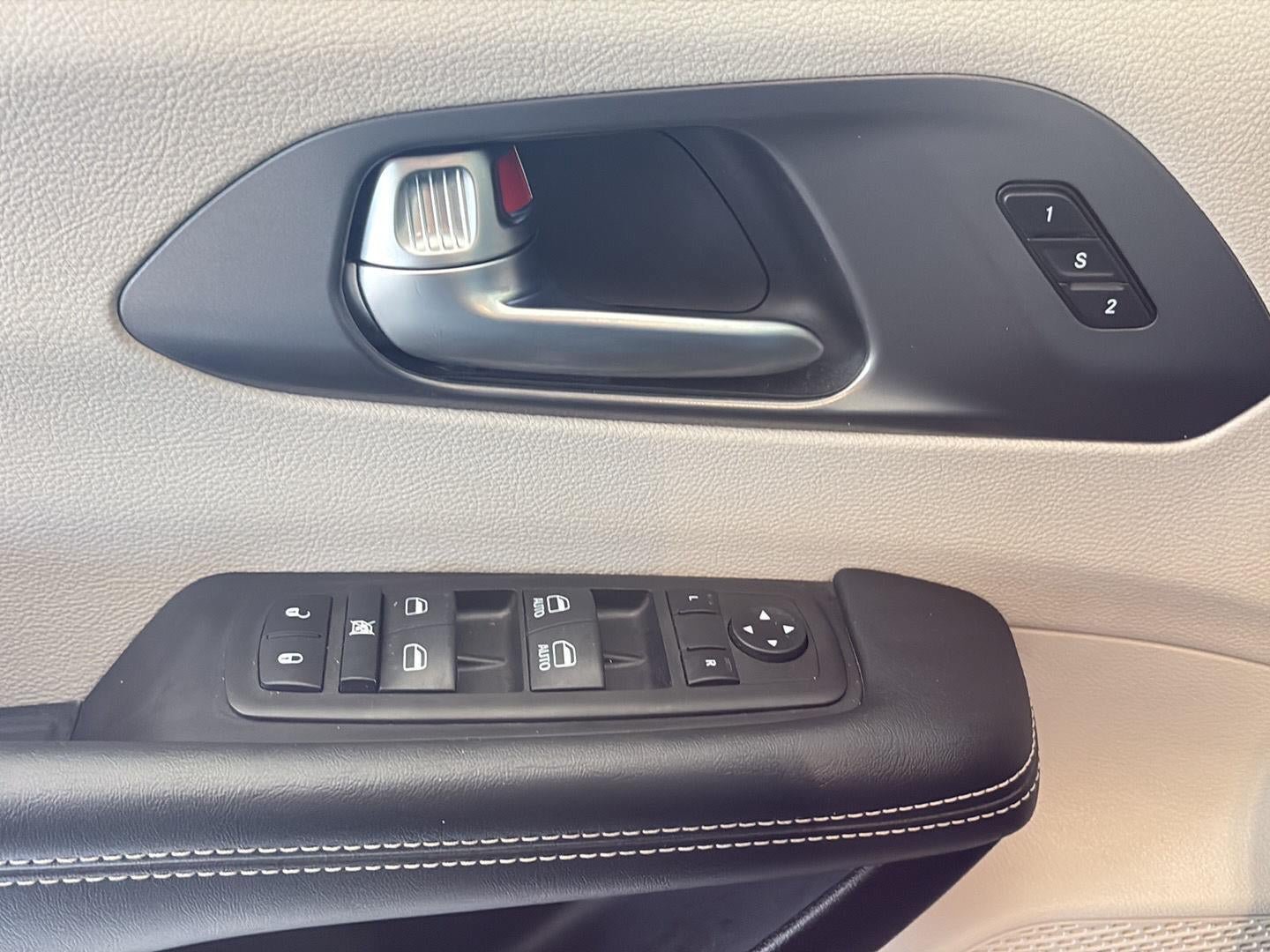 Used 2023 Chrysler Pacifica Touring-L FWD image 13