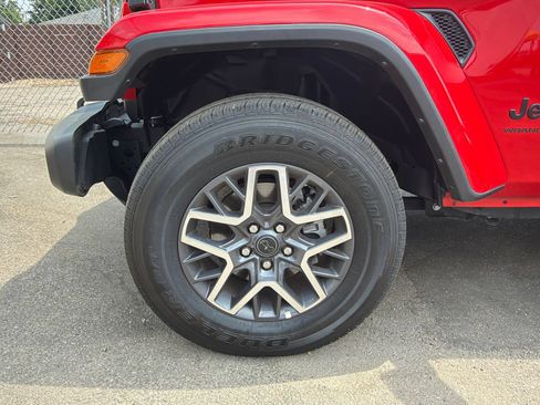 Used 2025 Jeep Wrangler Unlimited Sahara AWD/4WD image 30