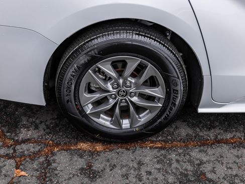 Used 2025 Toyota Sienna LE image 6