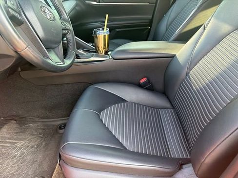 Used 2019 Toyota Camry SE w/ Convenience Package FWD image 5