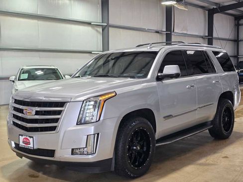 Used 2016 Cadillac Escalade Luxury image 1