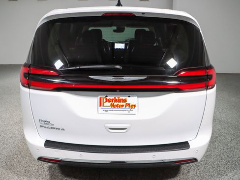 Used 2023 Chrysler Pacifica Touring-L FWD image 8