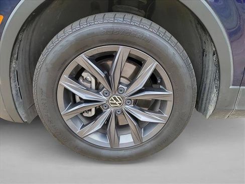 Used 2023 Volkswagen Tiguan SE w/ Panoramic Sunroof Package FWD image 9