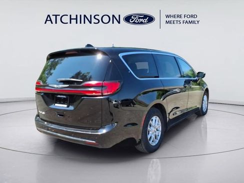 Used 2024 Chrysler Pacifica Touring-L FWD image 5