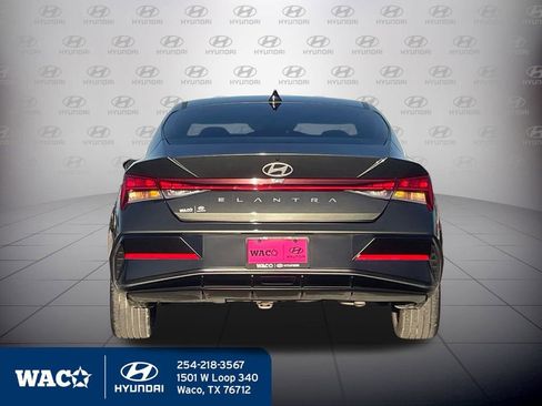 Used 2025 Hyundai Elantra SEL image 11