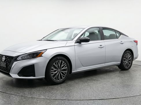 Used 2025 Nissan Altima 2.5 SV FWD image 3