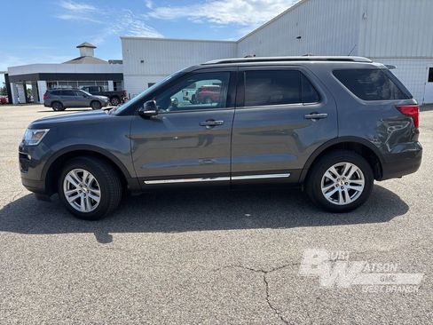 Used 2018 Ford Explorer XLT w/ Equipment Group 202A AWD/4WD image 3
