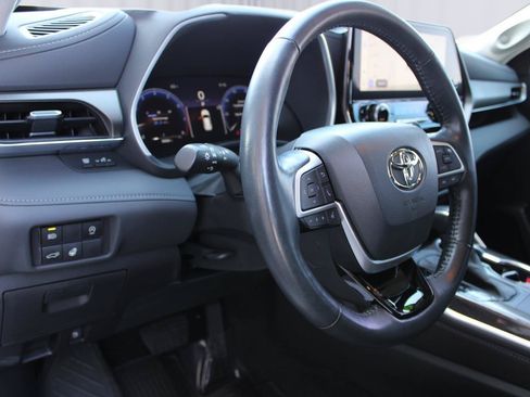 Used 2023 Toyota Highlander Limited FWD image 17