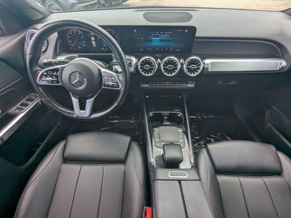 Used 2022 Mercedes-Benz GLB 250 4MATIC w/ Premium Package Lite image 2