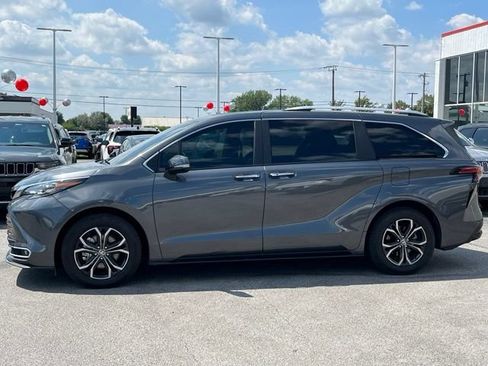 Used 2025 Toyota Sienna Platinum AWD/4WD image 7
