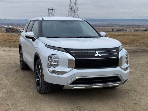 Used 2024 Mitsubishi Outlander SE image 3