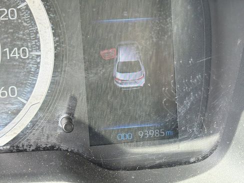 Used 2021 Toyota Corolla LE image 3