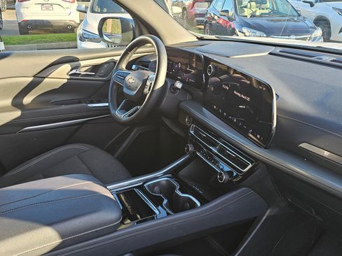 Used 2024 Chevrolet Traverse LT image 10