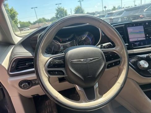 Used 2021 Chrysler Pacifica Limited AWD/4WD image 14