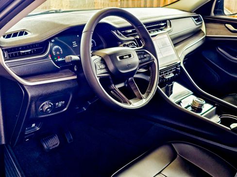 Used 2024 Jeep Grand Cherokee Limited w/ Black Appearance Package image 4