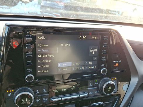 Used 2021 Toyota Highlander XLE image 23