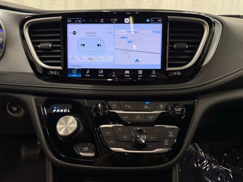 Used 2025 Chrysler Pacifica Limited FWD image 14