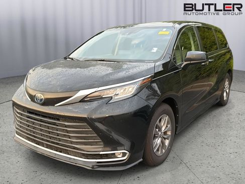 Used 2023 Toyota Sienna XLE FWD image 3