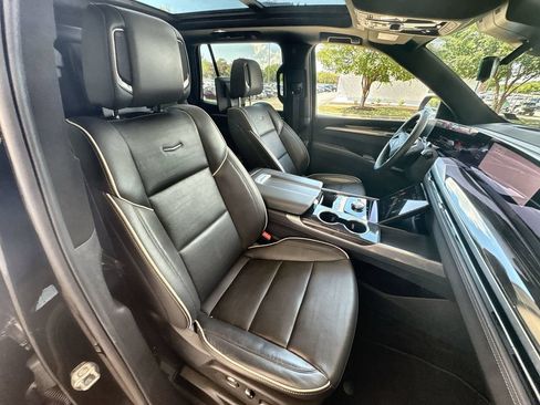 Certified 2025 Cadillac Escalade Premium Luxury AWD/4WD image 29