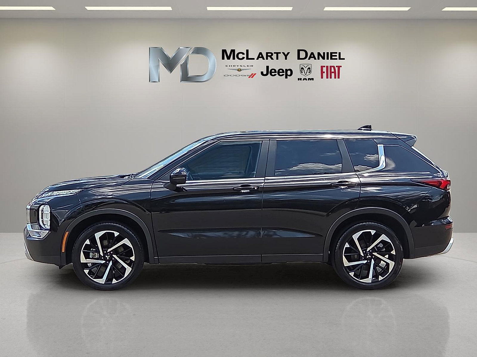 Used 2024 Mitsubishi Outlander SE AWD/4WD image 3