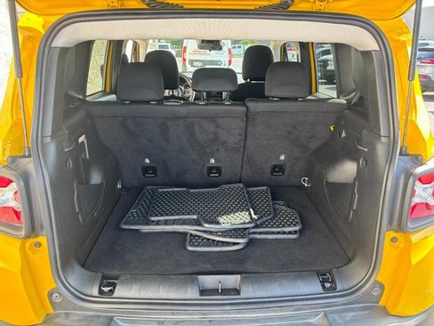 Used 2023 Jeep Renegade Latitude AWD/4WD image 7