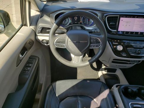 Used 2022 Chrysler Pacifica Touring-L FWD image 17
