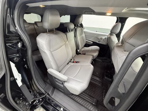 Used 2026 Toyota Sienna XLE FWD image 25