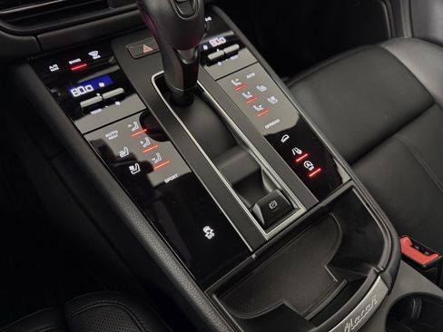 Certified 2025 Porsche Macan image 26