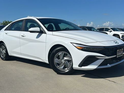 Certified 2024 Hyundai Elantra SE FWD image 5