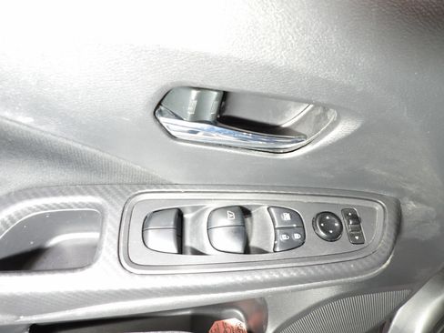 Used 2021 Nissan Versa SV FWD image 8