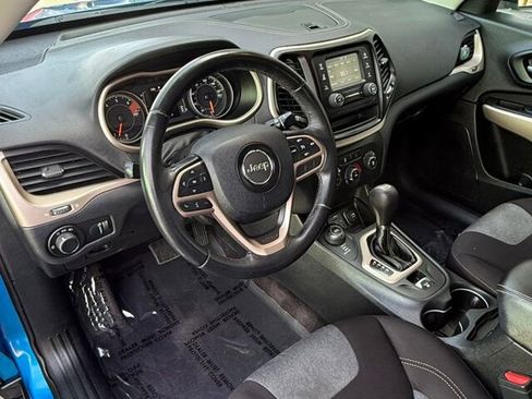 Used 2017 Jeep Cherokee Sport image 24