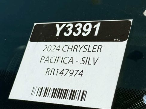 Used 2024 Chrysler Pacifica Touring-L FWD image 32