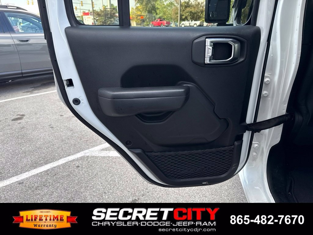 Used 2023 Jeep Gladiator Mojave w/ Cold Weather Group AWD/4WD image 21