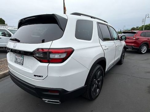 Used 2025 Honda Pilot Sport image 4
