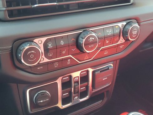 Used 2024 Jeep Wrangler Sahara image 27