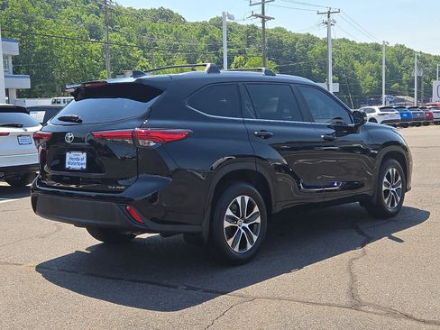 Used 2023 Toyota Highlander XLE AWD/4WD image 5