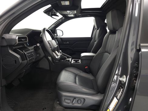 Certified 2025 Toyota 4Runner Limited AWD/4WD image 4