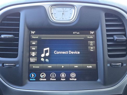 Used 2023 Chrysler 300 Touring w/ Sport Appearance Package image 17