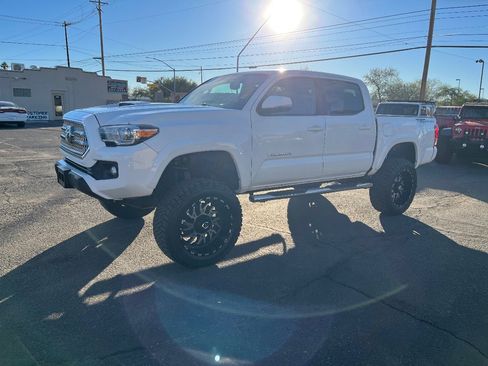Used 2016 Toyota Tacoma TRD Sport image 10