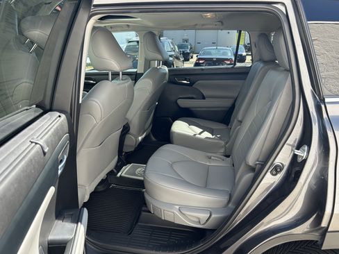 Used 2022 Toyota Highlander XLE AWD/4WD image 17