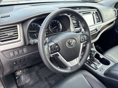 Used 2019 Toyota Highlander XLE AWD/4WD image 16