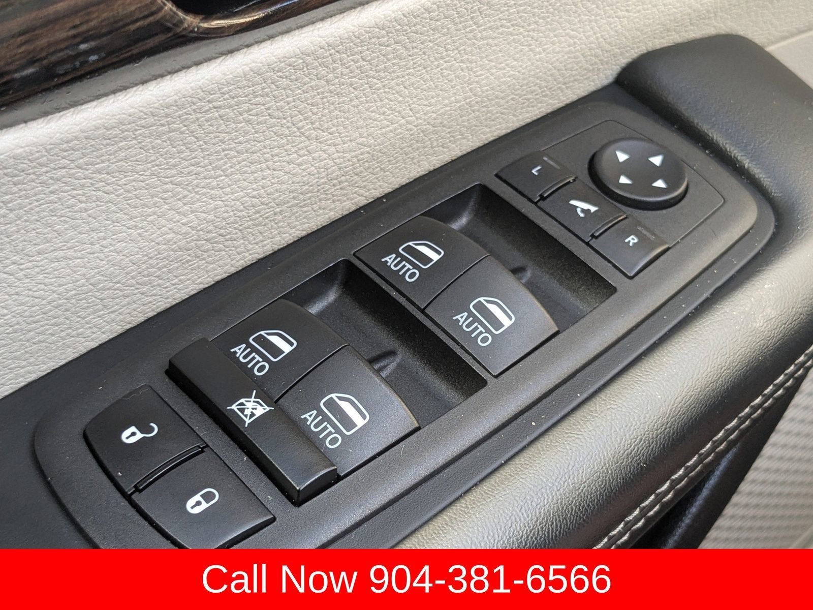 Used 2024 Chrysler Pacifica Limited FWD image 26