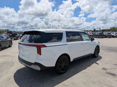 Used 2025 Kia Carnival FWD image 8