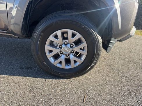Used 2017 Toyota Tacoma SR5 image 9
