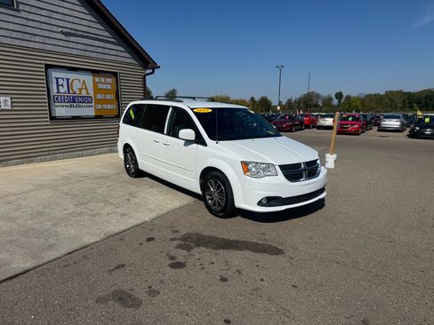 Used 2017 Dodge Grand Caravan SXT image 3