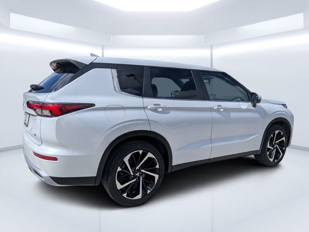 Used 2024 Mitsubishi Outlander SE AWD/4WD image 3