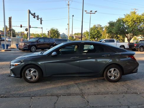 Used 2025 Hyundai Elantra SE FWD image 6