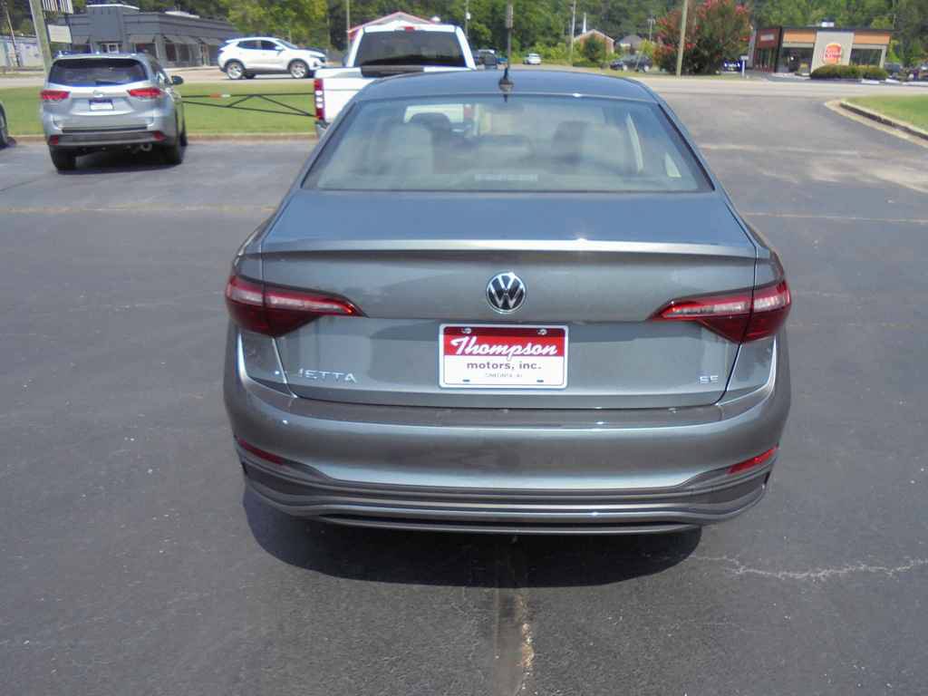 Used 2024 Volkswagen Jetta SE FWD image 4
