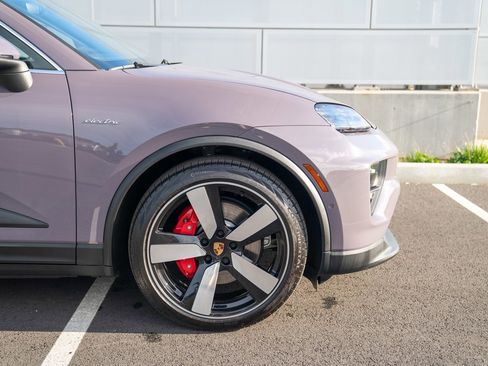 Used 2025 Porsche Macan 4S Electric AWD/4WD image 9